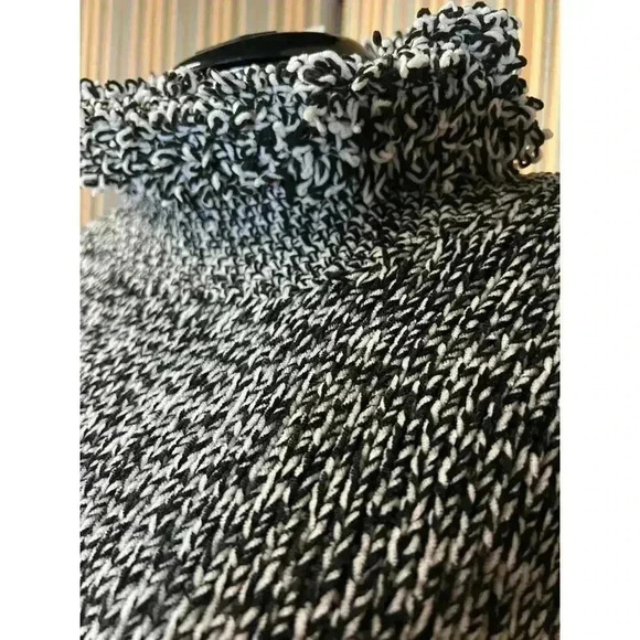 Cozy Black and White Marled Knit Sweater with Textured Cuffs and Collar - Picture 4 of 8